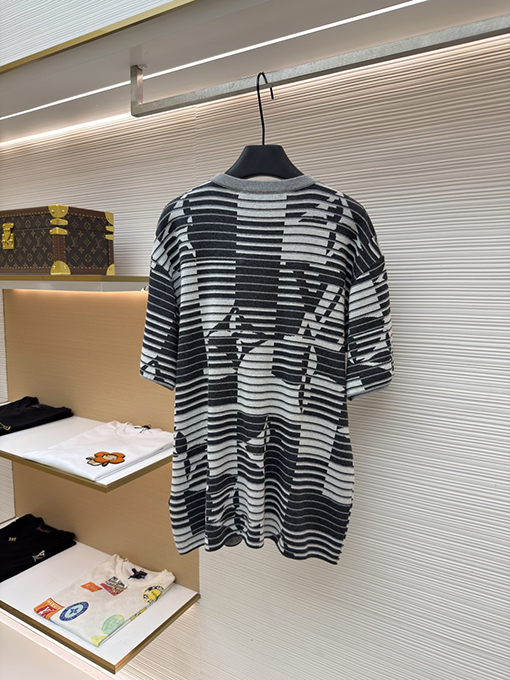 ルイヴィトンスーパーコピー 文字と花柄のジャカード織りカラーブロックストライプのニット半袖Tシャツ