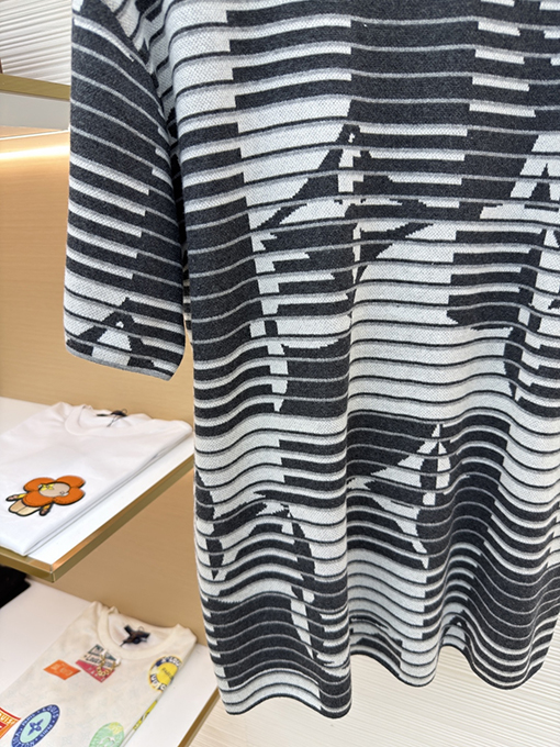 ルイヴィトンスーパーコピー 文字と花柄のジャカード織りカラーブロックストライプのニット半袖Tシャツ