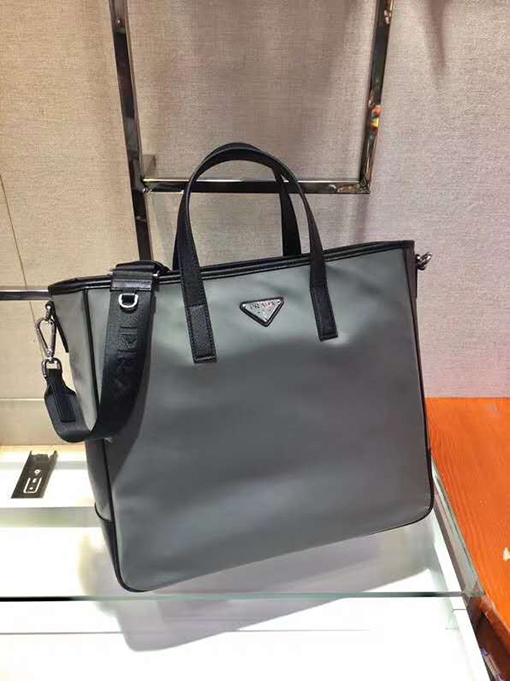 プラダ 最新のショッピングバッグ