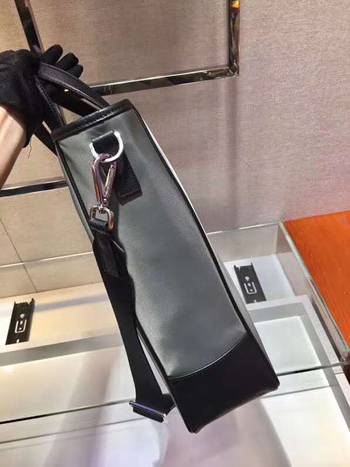 プラダ 最新のショッピングバッグ