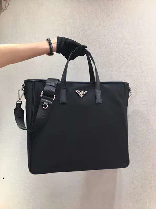 プラダ 最新のショッピングバッグ