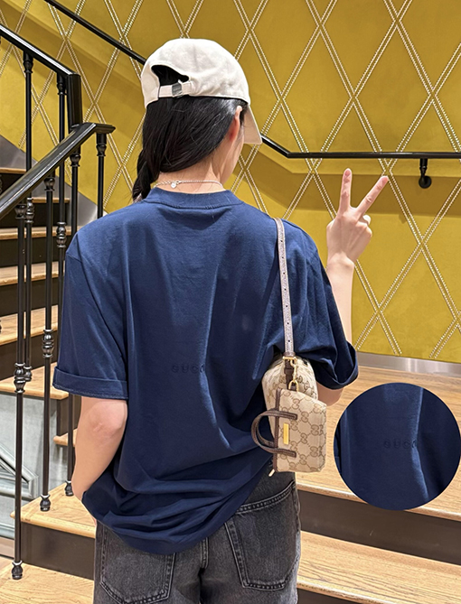 グッチ フリース素材のレタープリント入り半袖Tシャツ