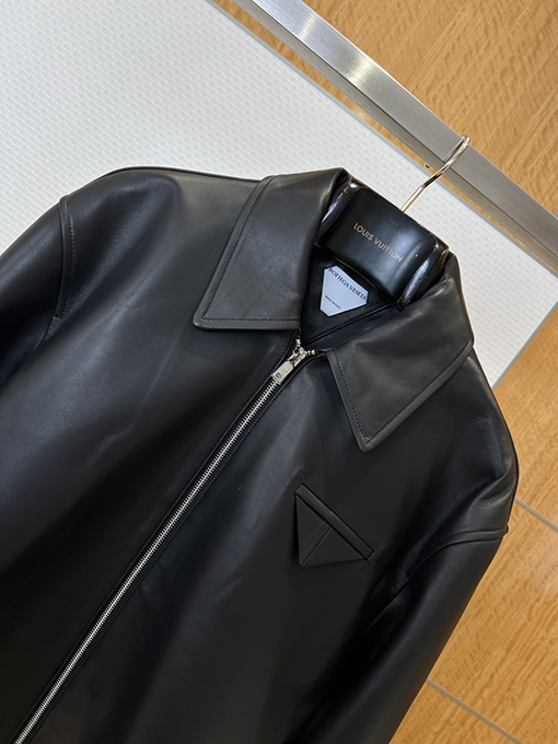 ボッテガヴェネタ ラペルとジッパー付きの高級レザージャケット