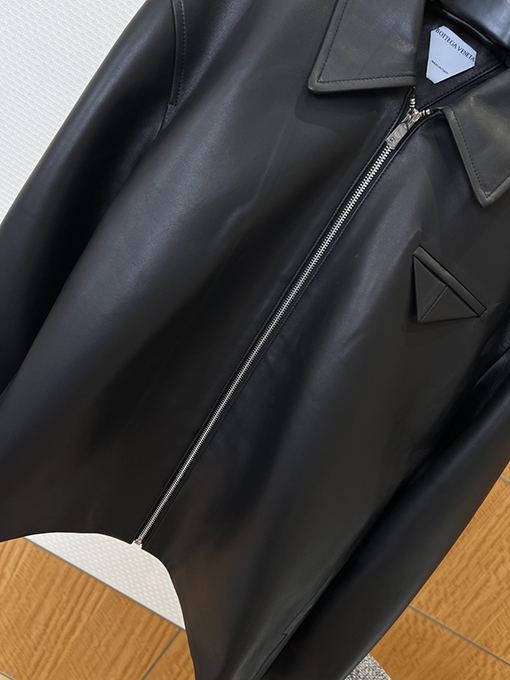 ボッテガヴェネタ ラペルとジッパー付きの高級レザージャケット
