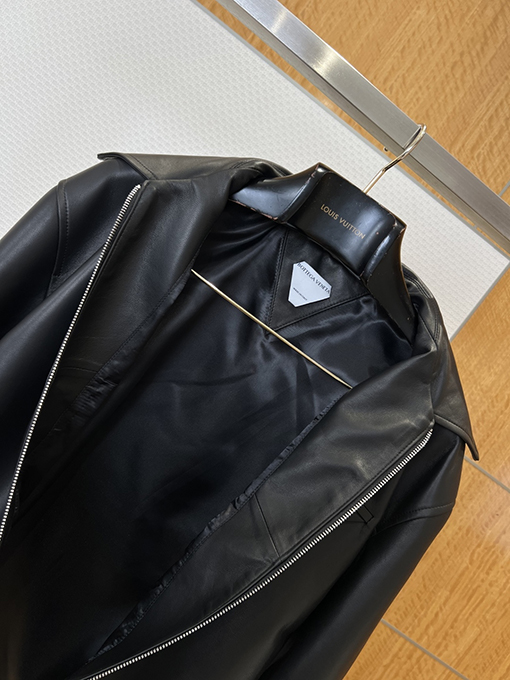 ボッテガヴェネタ ラペルとジッパー付きの高級レザージャケット