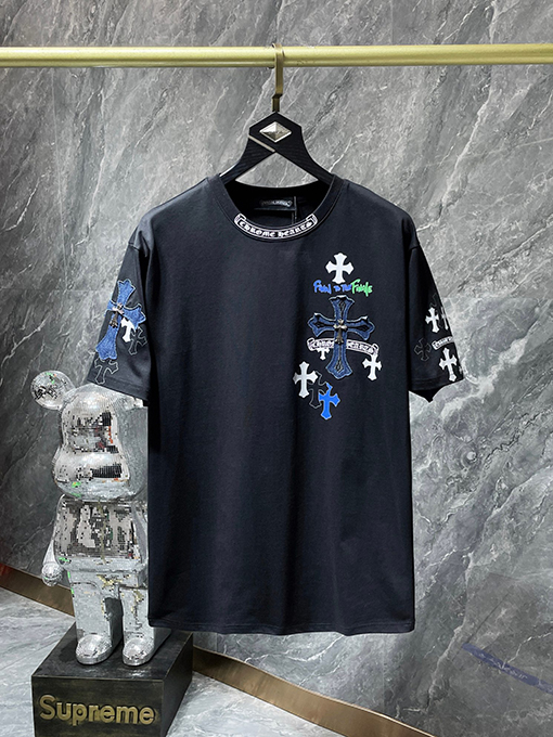 クロムハーツコピー クロスサンスクリットパッチワークレザーオーバーレイメタル半袖Tシャツ