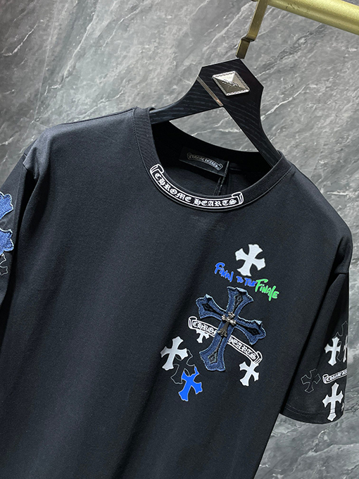 クロムハーツコピー クロスサンスクリットパッチワークレザーオーバーレイメタル半袖Tシャツ
