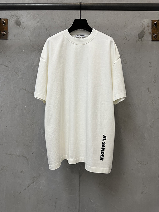 ジルサンダースーパーコピー Jil sander 縦型ロゴプリントの半袖Tシャツ