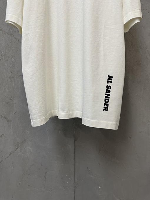 ジルサンダースーパーコピー Jil sander 縦型ロゴプリントの半袖Tシャツ