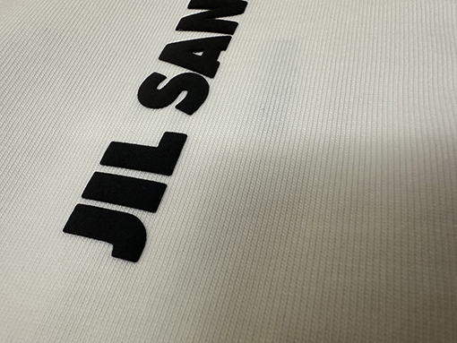 ジルサンダースーパーコピー Jil sander 縦型ロゴプリントの半袖Tシャツ