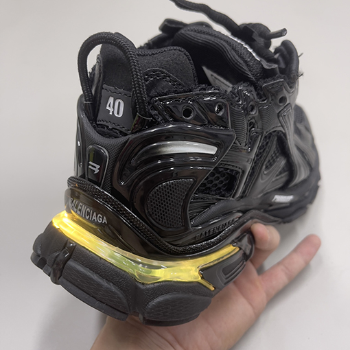 バレンシアガコピー Balenciaga Runner LED 7色マルチチェンジカップルスニーカー