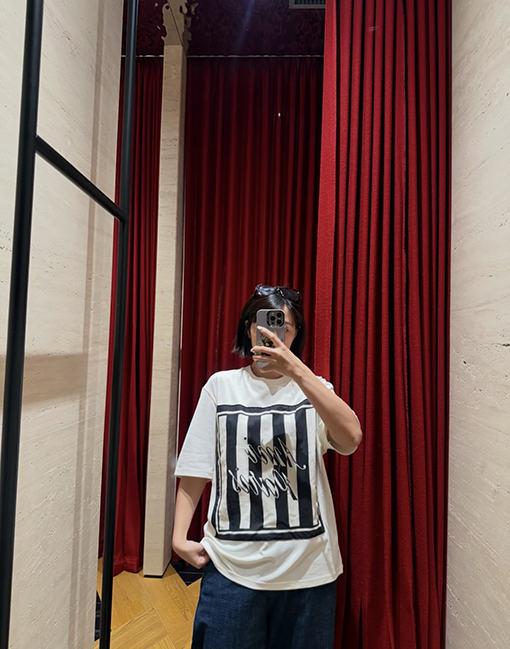 アミ 文字入り正方形バンダナと首の後ろのロゴ入り半袖Tシャツ