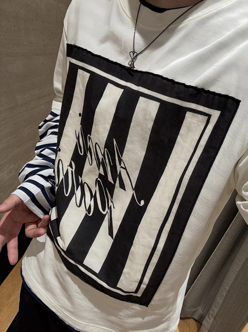アミ 文字入り正方形バンダナと首の後ろのロゴ入り半袖Tシャツ
