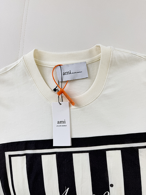 アミ 文字入り正方形バンダナと首の後ろのロゴ入り半袖Tシャツ