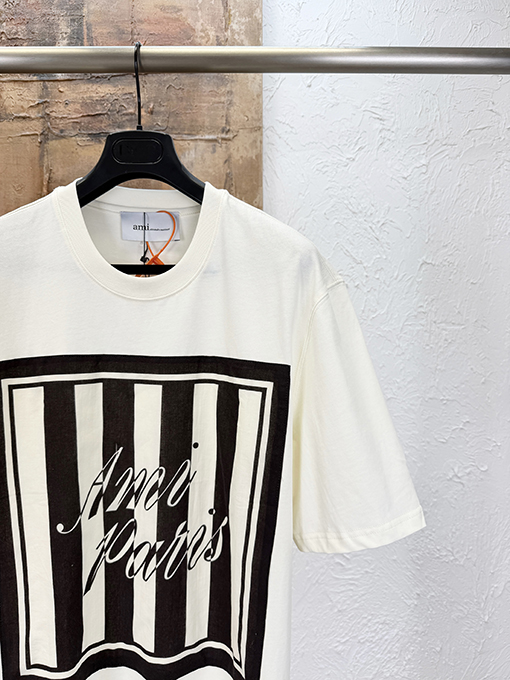 アミ 文字入り正方形バンダナと首の後ろのロゴ入り半袖Tシャツ