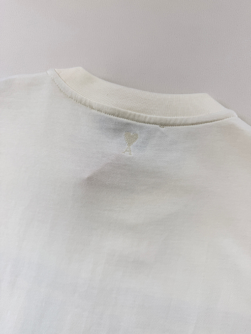 アミ 文字入り正方形バンダナと首の後ろのロゴ入り半袖Tシャツ