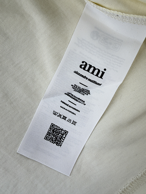 アミ 文字入り正方形バンダナと首の後ろのロゴ入り半袖Tシャツ