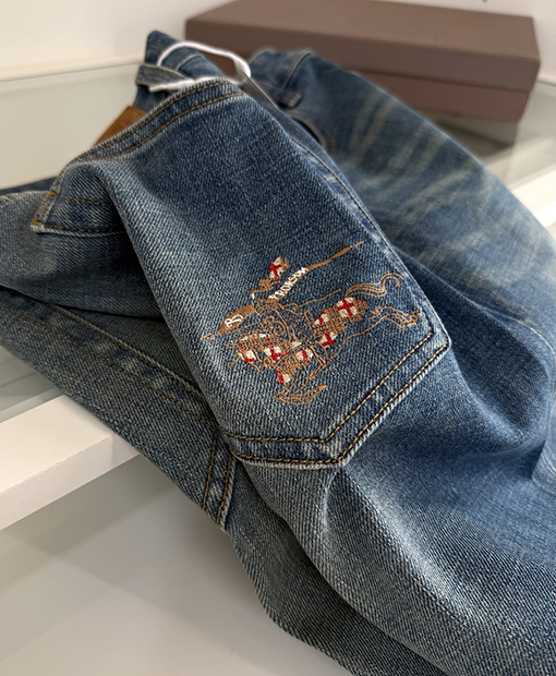 バーバリーコピー 夏薄ウォーホース刺繍入りストレートレッグメンズジーンズ