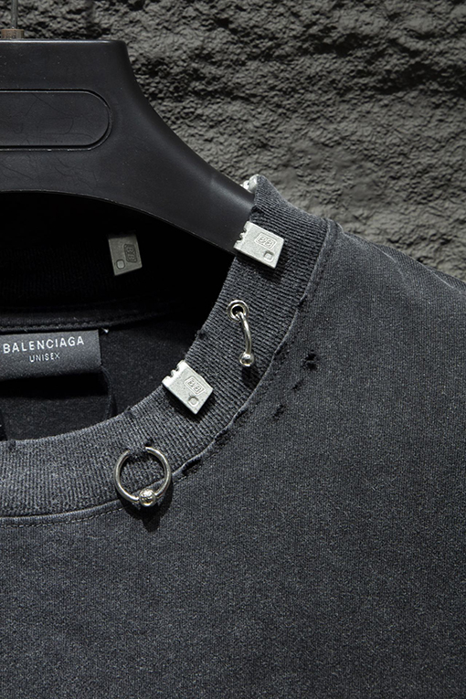 バレンシアガスーパーコピー ネックラインに金属製のバックル装飾が付いた半袖Tシャツ