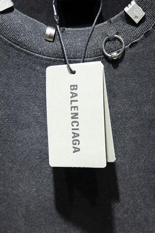バレンシアガスーパーコピー ネックラインに金属製のバックル装飾が付いた半袖Tシャツ