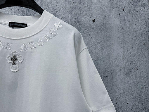 クロムハーツコピー ネックラインに刺繍文字が入ったの半袖Tシャツ