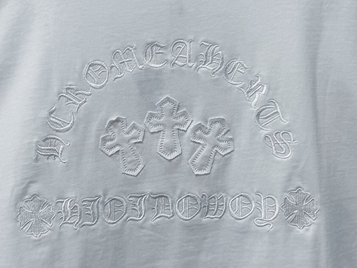 クロムハーツコピー ネックラインに刺繍文字が入ったの半袖Tシャツ