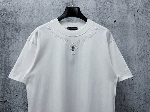 クロムハーツコピー ネックラインに刺繍文字が入ったの半袖Tシャツ