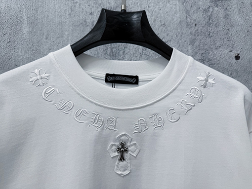 クロムハーツコピー ネックラインに刺繍文字が入ったの半袖Tシャツ