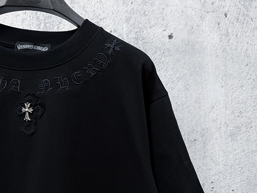 クロムハーツコピー ネックラインに刺繍文字が入ったの半袖Tシャツ