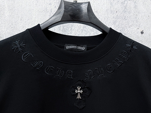 クロムハーツコピー ネックラインに刺繍文字が入ったの半袖Tシャツ