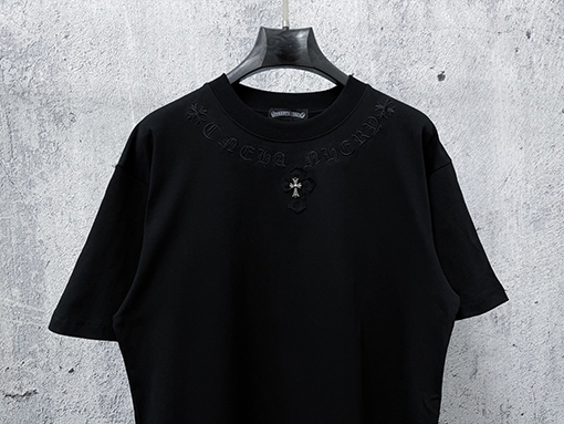 クロムハーツコピー ネックラインに刺繍文字が入ったの半袖Tシャツ