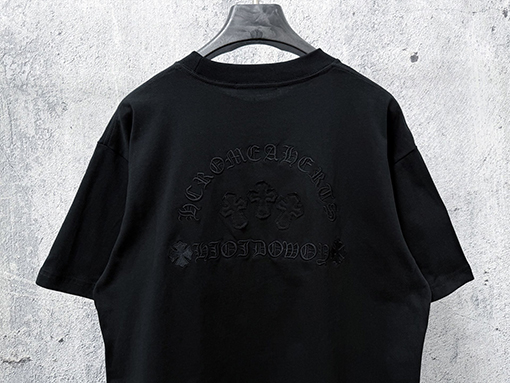 クロムハーツコピー ネックラインに刺繍文字が入ったの半袖Tシャツ