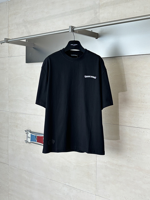 クロムハーツコピー スクロールプリントアスペン限定マティボーイコラボレーション半袖Tシャツ
