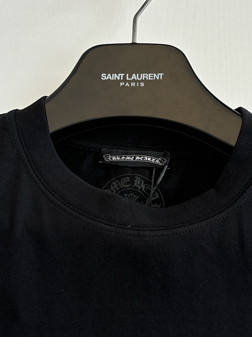 クロムハーツコピー スクロールプリントアスペン限定マティボーイコラボレーション半袖Tシャツ
