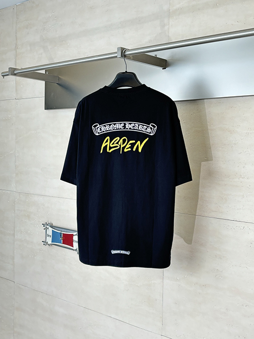 クロムハーツコピー スクロールプリントアスペン限定マティボーイコラボレーション半袖Tシャツ