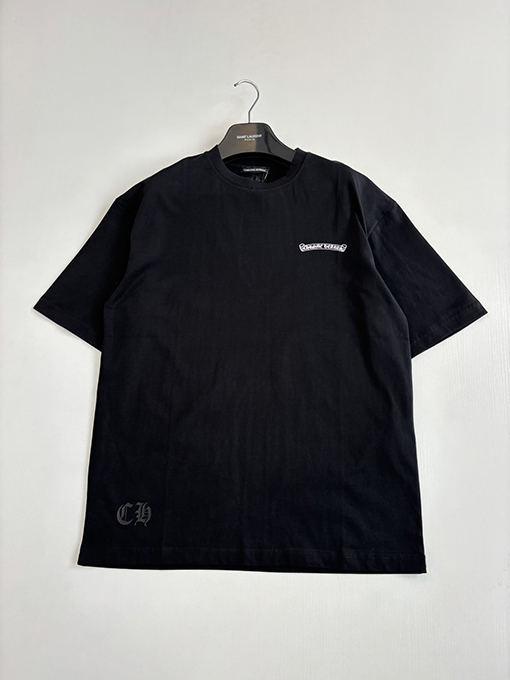 クロムハーツコピー スクロールプリントアスペン限定マティボーイコラボレーション半袖Tシャツ