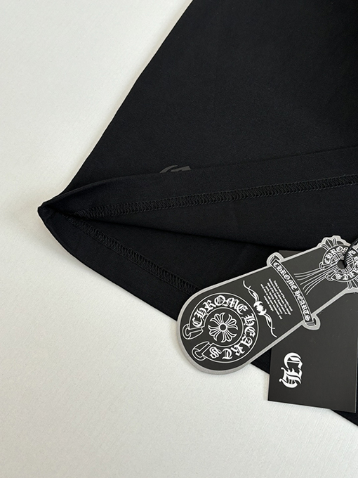 クロムハーツコピー スクロールプリントアスペン限定マティボーイコラボレーション半袖Tシャツ