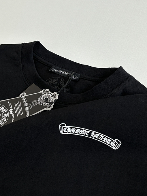 クロムハーツコピー スクロールプリントアスペン限定マティボーイコラボレーション半袖Tシャツ