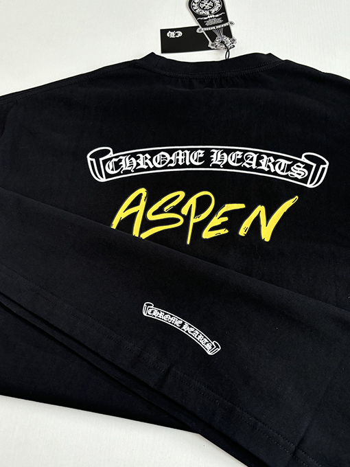 クロムハーツコピー スクロールプリントアスペン限定マティボーイコラボレーション半袖Tシャツ