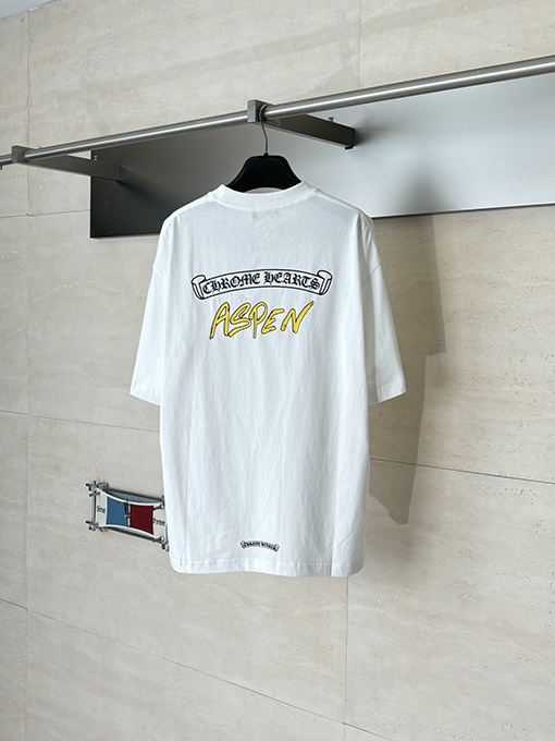 クロムハーツコピー スクロールプリントアスペン限定マティボーイコラボレーション半袖Tシャツ