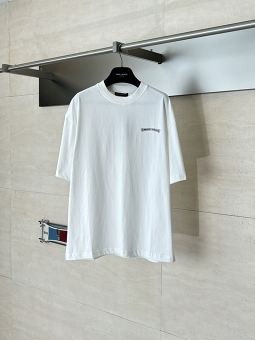 クロムハーツコピー スクロールプリントアスペン限定マティボーイコラボレーション半袖Tシャツ