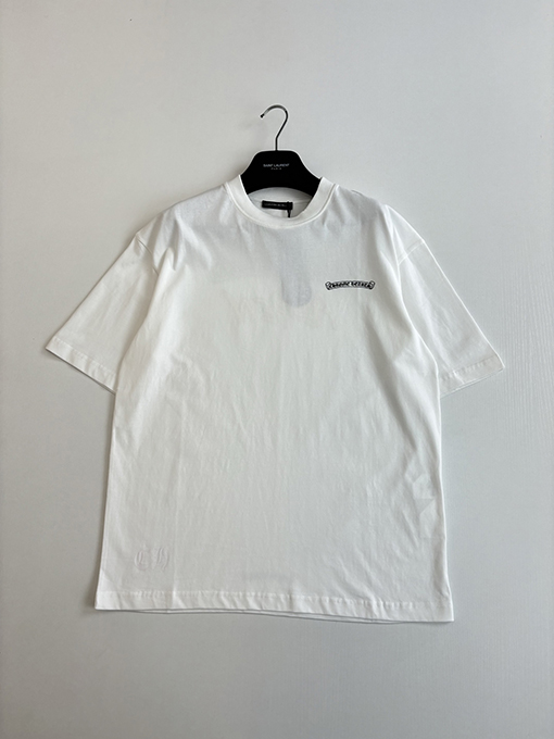 クロムハーツコピー スクロールプリントアスペン限定マティボーイコラボレーション半袖Tシャツ