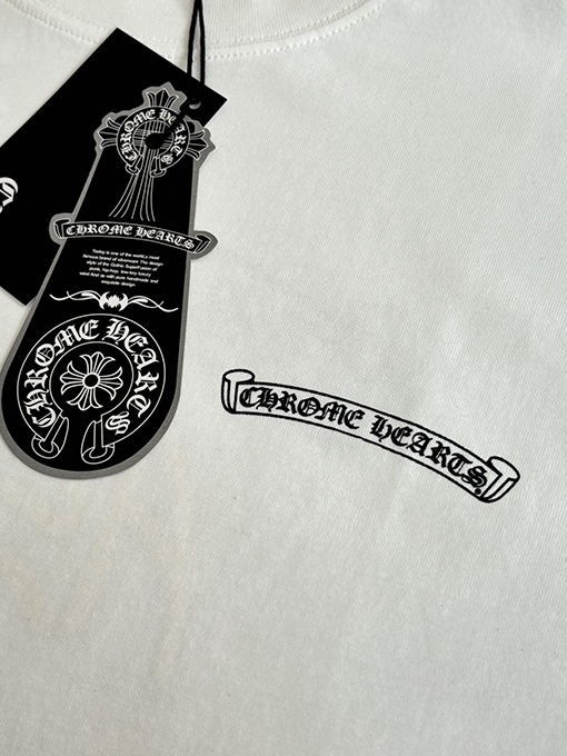 クロムハーツコピー スクロールプリントアスペン限定マティボーイコラボレーション半袖Tシャツ