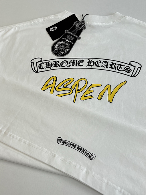 クロムハーツコピー スクロールプリントアスペン限定マティボーイコラボレーション半袖Tシャツ