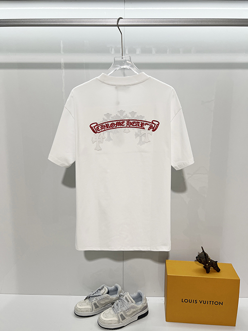クロムハーツスーパーコピー ホースシューフラワー サンスクリット十字 パッチワーク レザー 刺繍文字ロゴ 半袖Tシャツ