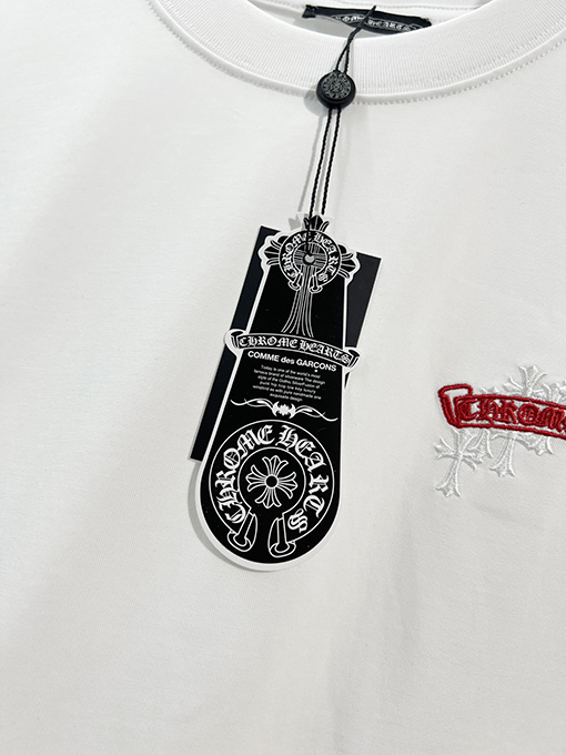 クロムハーツスーパーコピー ホースシューフラワー サンスクリット十字 パッチワーク レザー 刺繍文字ロゴ 半袖Tシャツ