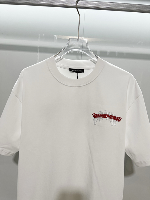 クロムハーツスーパーコピー ホースシューフラワー サンスクリット十字 パッチワーク レザー 刺繍文字ロゴ 半袖Tシャツ