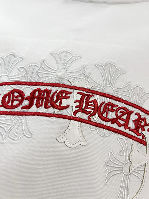 クロムハーツスーパーコピー ホースシューフラワー サンスクリット十字 パッチワーク レザー 刺繍文字ロゴ 半袖Tシャツ