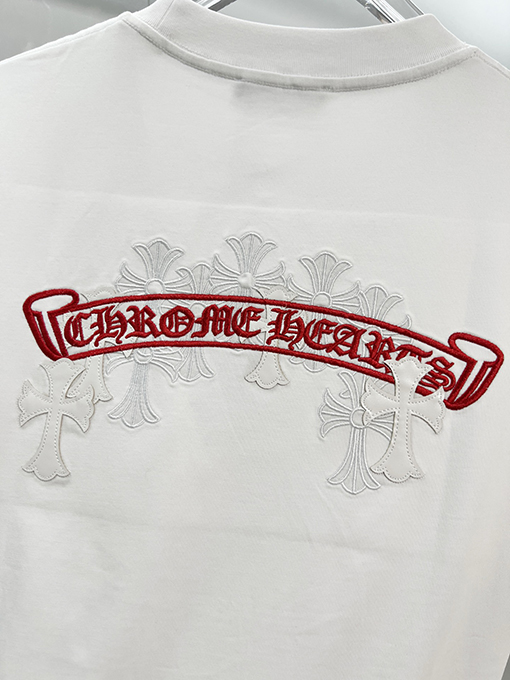 クロムハーツスーパーコピー ホースシューフラワー サンスクリット十字 パッチワーク レザー 刺繍文字ロゴ 半袖Tシャツ