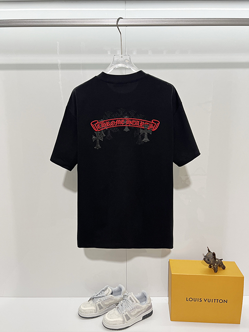 クロムハーツスーパーコピー ホースシューフラワー サンスクリット十字 パッチワーク レザー 刺繍文字ロゴ 半袖Tシャツ